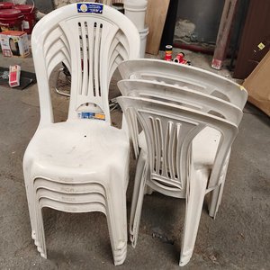Conjunto de 7 Sillas Plásticas Blancas Apilables - imagen 3