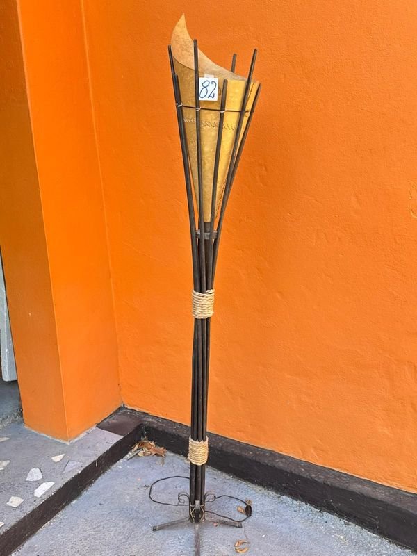 Veladora de pie artesanal de madera con pantalla de lonja - imagen 2