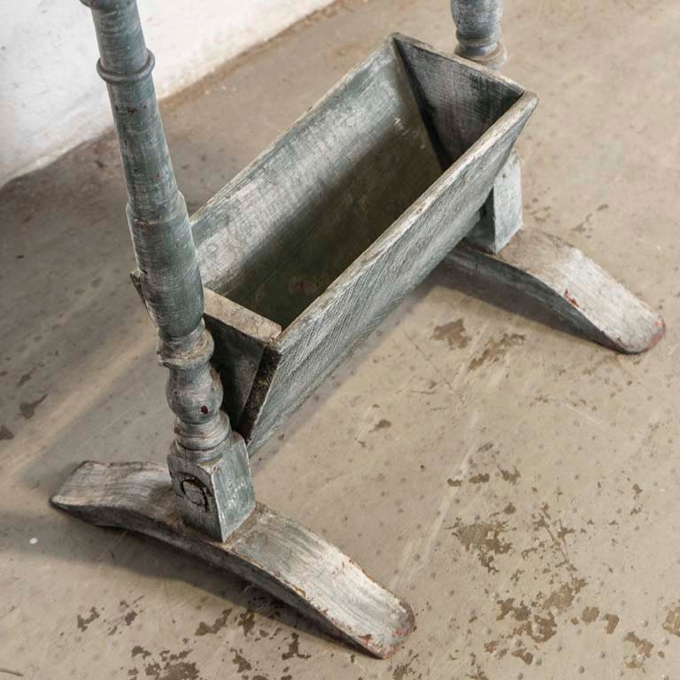 Mesita revistero de dos patas en mal estado - imagen 2
