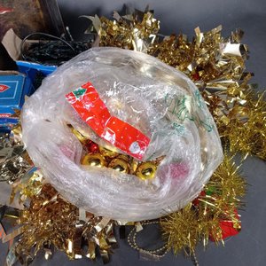 Lote Variado: Mesa de Desayuno Pintada a Mano y Adornos Navideños - imagen 6