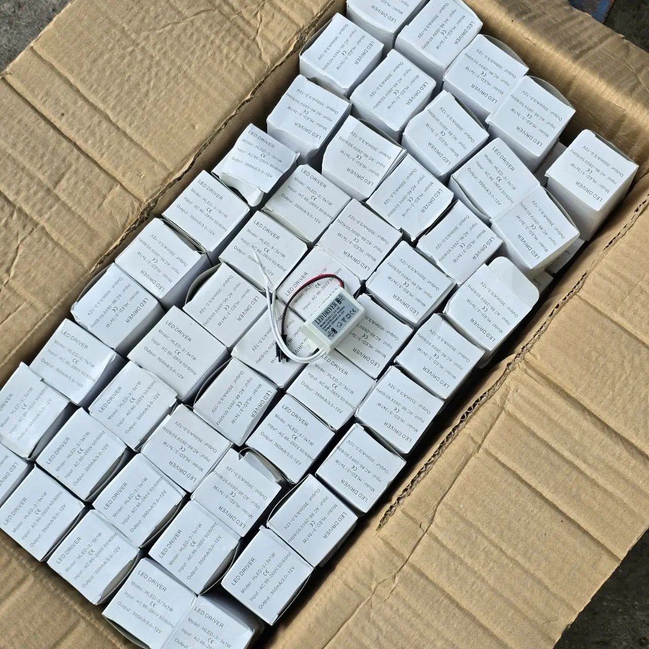 Lote de 200 drivers LED con características destacadas - imagen 2