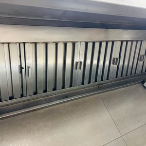 Lote #038 – Campana en Ac/Inox de alto calibre con sistema de extracción y sistema de inyección de aire, tiene filtros, ductos y separación lateral de Ac/Inox - imagen 5
