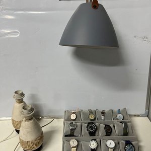 Lote anterior: Lote de 12 Relojes, 2 Veladores y Lámpara Colgante Gris