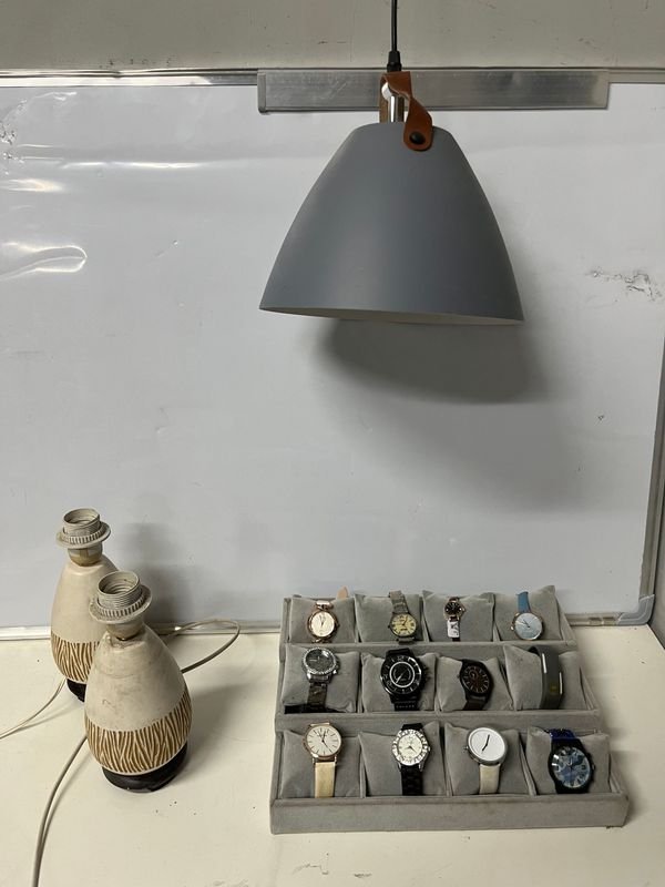 Lote de 12 Relojes, 2 Veladores y Lámpara Colgante Gris