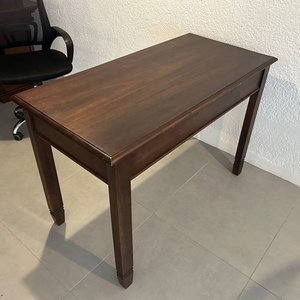 Escritorio de madera oscura con 3 cajones - imagen 4