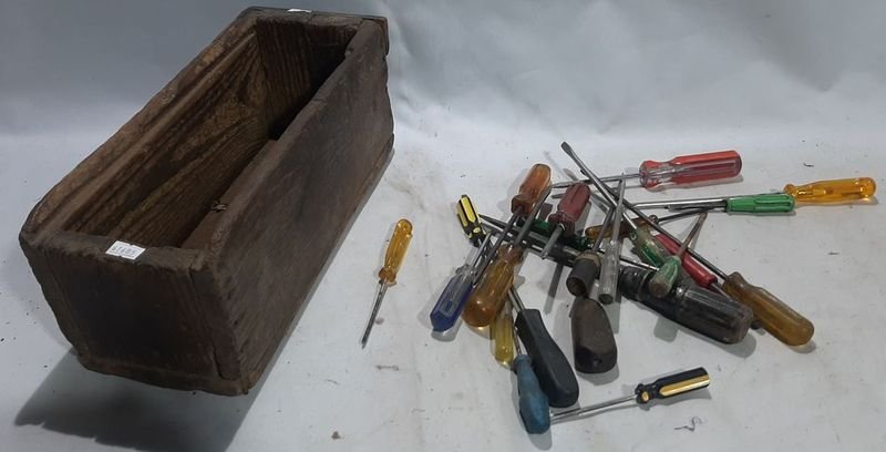 Cajón de Madera con Set de Destornilladores Varios