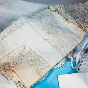 Lote de Textiles Blancos y Celestes con Encaje y Bordado - imagen 2