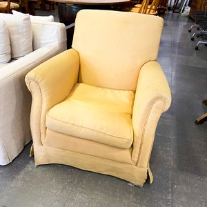 Lote anterior: Sofá y Sillón de Tela Color Crudo Estilo Clásico