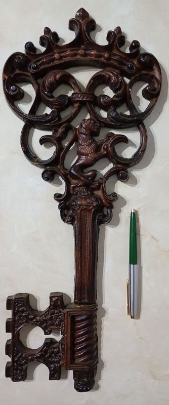 Lote anterior: Adorno de pared en madera con León monárquico tallado
