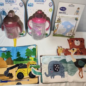 Lote de Varios para Bebé: Libros de Baño, Vasos y Mordillo - imagen 3