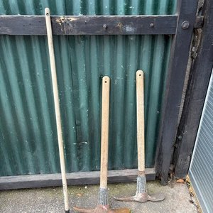 Lote siguiente: Rastillo y dos picos de metal y madera