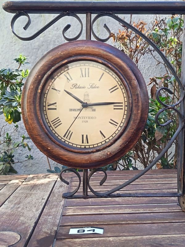 Reloj Decorativo de Pared Doble Faz con Soporte de Hierro Forjado - Conmemorativo Palacio Salvo de Montevideo (1928)- Medidas Soporte: 41,5 cm x 49 cm / Medidas Reloj Diámetro 26 cm x Alto 41,5 cm x 49 cm cm Aprox.