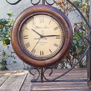 Lote anterior: Reloj Decorativo de Pared Doble Faz con Soporte de Hierro Forjado -  Conmemorativo Palacio Salvo de Montevideo (1928)- Medidas Soporte: 41,5 cm x 49 cm / Medidas Reloj Diámetro 26 cm x Alto 41,5 cm x 49 cm cm Aprox.