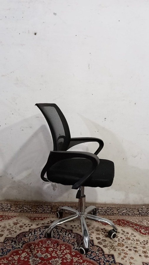 Silla oficina respaldo con malla 5 ruedas en negro, base cromada - imagen 3