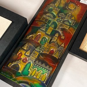 Lote de Tres Cuadros Decorativos con Motivos Culturales y Caligráficos - imagen 3