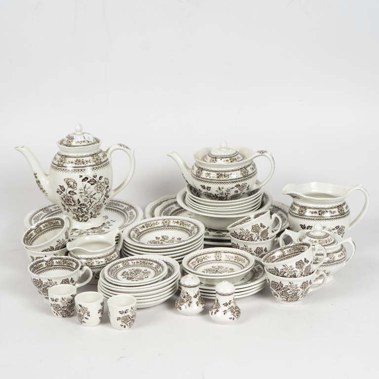 50 Piezas de loza inglesa Woods and Sons Burslem, fondo blanco decoradas en marrón. Hay 6 platos llanos. Tetera con avería - Medidas: Plato llano: 25cm