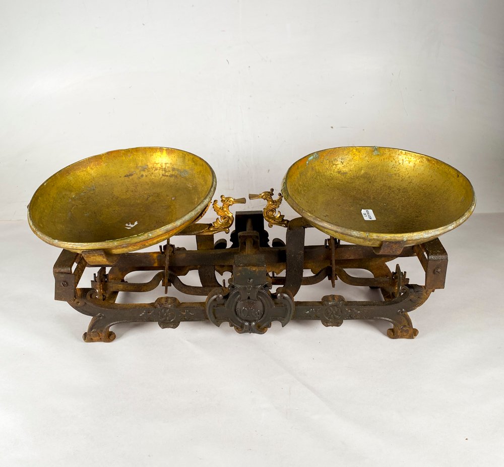 Balanza Antigua de Hierro con Platos de Bronce