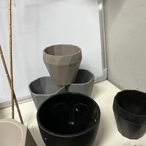Canasto Plástico Beige con 7 Macetas Geométricas y Flores Artificiales Doradas - imagen 8