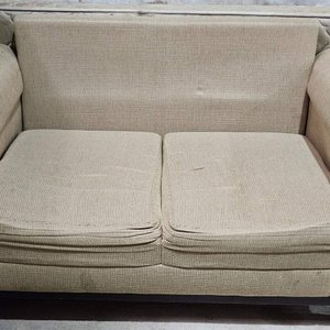 Lote siguiente: Sillón 2 cuerpos beige manchado