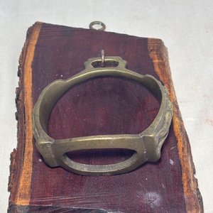 Adornos de Bronce: Espuela y Estribo Antiguos sobre Madera - imagen 3