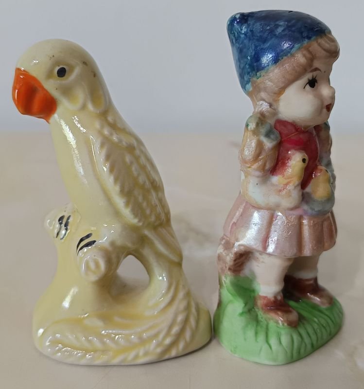 Figuras de cerámica para niños: niña y papagayo - imagen 2
