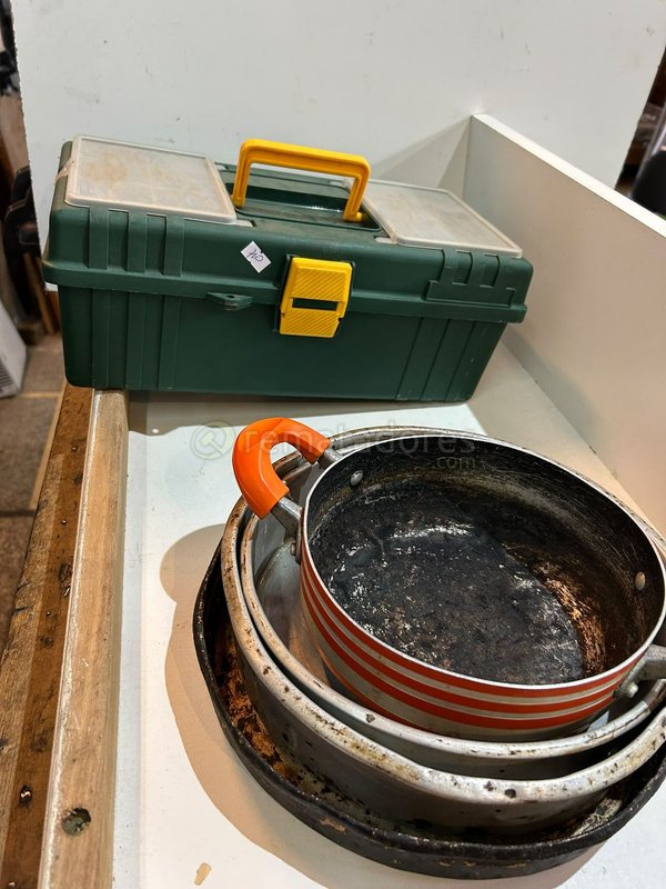 Caja de Herramientas Verde con Ollas y Sartenes