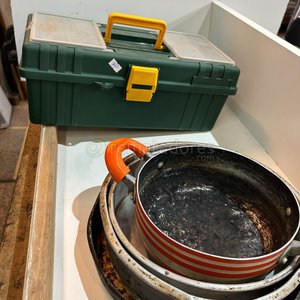 Lote siguiente: Caja de Herramientas Verde con Ollas y Sartenes
