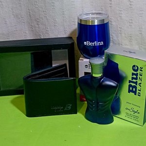 Lote siguiente: Billetera de cuero negra, perfume Blue Blazer y mate de acero Berlina