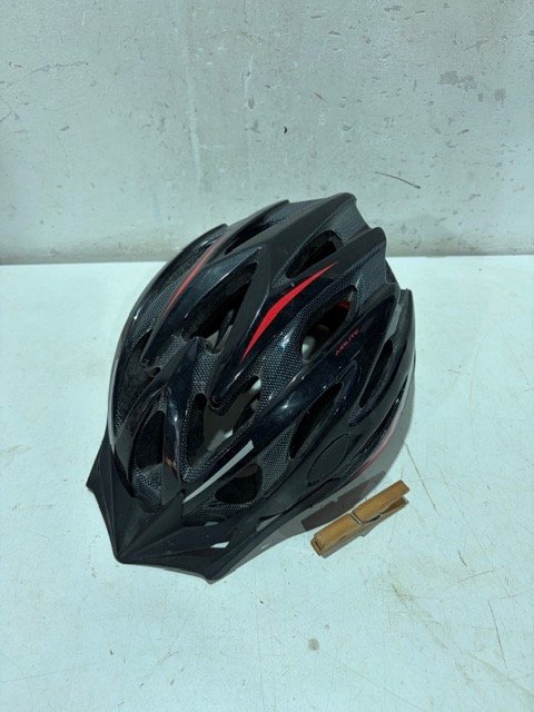 Casco de Bicicleta Negro con Detalles Rojos