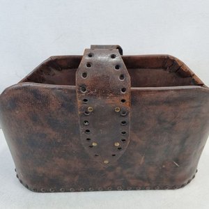 Lote siguiente: Antiguo Revistero de Cuero Rústico con Base de Madera y Remaches