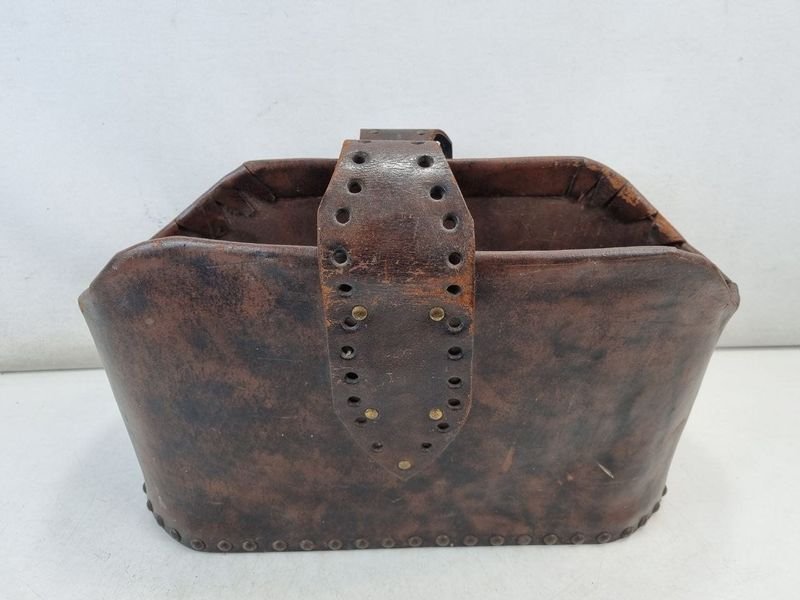 Antiguo Revistero de Cuero Rústico con Base de Madera y Remaches