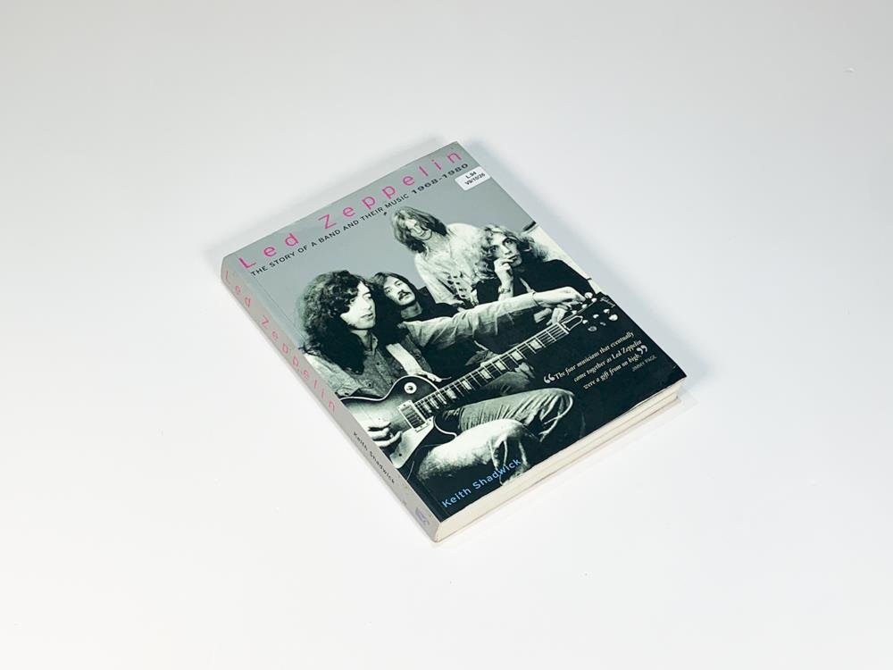 Libro "Led Zeppelin: The Story of a Band and Their Music 1968-1980" por Keith Shadwick, tapa plateada