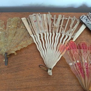 Lote de Abanicos Antiguos Decorados y de Encaje - imagen 6
