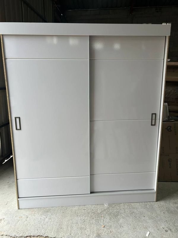 Lote siguiente: Gabinete blanco de dos puertas con estanterías y liquidación comercial