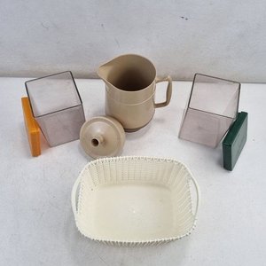 Lote de Recipientes: Canasto Texturizado, Jarra con Tapa y Contenedores - imagen 3