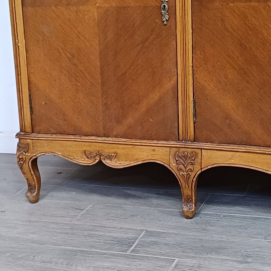 Muebles de estilo Luis XV, con detalles de madera tallada y patrones de parqué - imagen 3