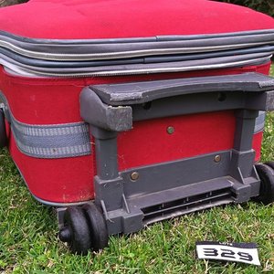 Valija Rígida Roja con Ruedas y Manija Extensible - imagen 4