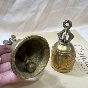 Lote de 2 campanas antiguas de bronce con águila y motivos orientales - imagen 3