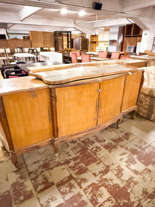 Aparador Antiguo de Madera Clara con Detalles Tallados