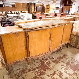 Lote anterior: Aparador Antiguo de Madera Clara con Detalles Tallados