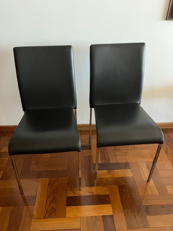 Lote anterior: Sillas tapizadas negro, patas cromadas excelentes