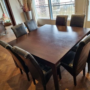 Juego de Comedor: Mesa Rectangular de Madera Oscura con 8 Sillas Tapizadas en Cuero Negro - imagen 2