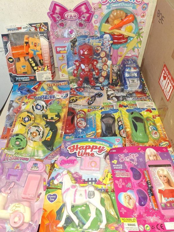 Lote de Juguetes Varios: Robots, Vehículos y Accesorios