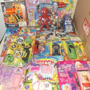Lote siguiente: Lote de Juguetes Varios: Robots, Vehículos y Accesorios