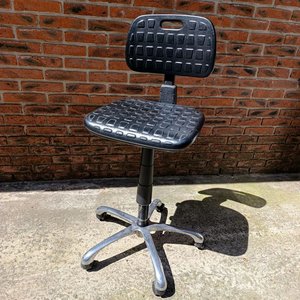 Lote siguiente: Silla de Oficina Giratoria Negra con Ruedas y Respaldo Acolchado