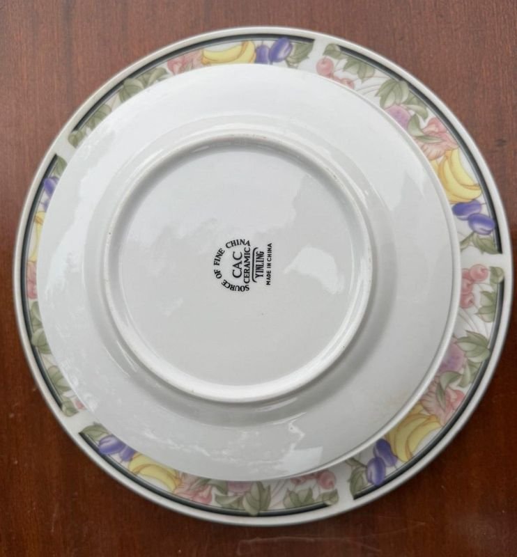 1 juego de té chino (tetera, lecherita, azucarero) más 1 plato llano y 11 platillos