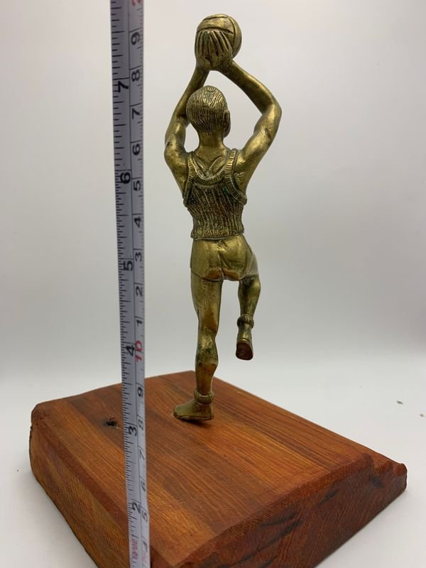 Figura de basquetbolista en bronce - Jugador de baloncesto en posición de tirar - imagen 3