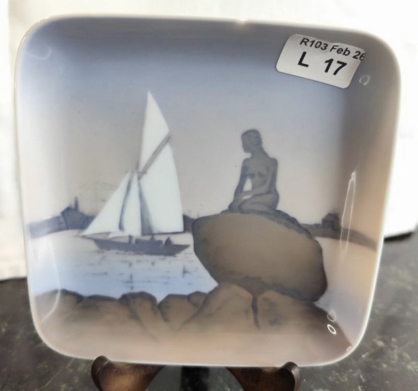 Dos platitos cuadrados de porcelana danesa con la imagen clásica de la Sirenita de Copenhague - imagen 3