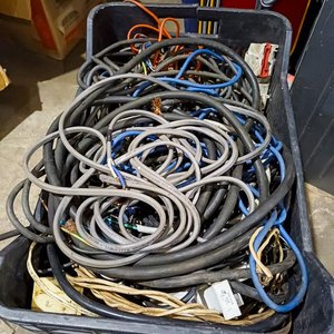 Lote siguiente: Cajón con Cables Eléctricos de Diversas Medidas y Colores