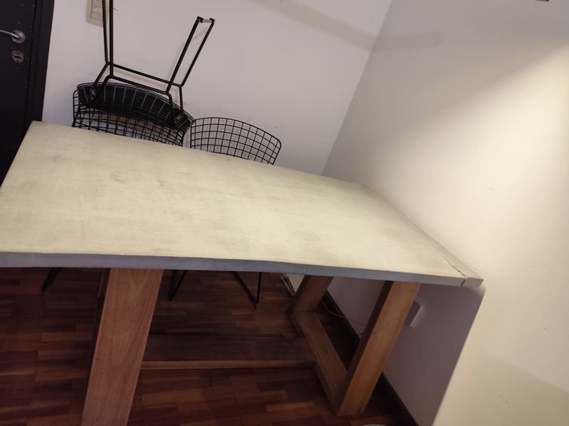 Lote siguiente: Mesa con tapa de microcemento y detalles